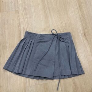Forever 21 grey Pleated Mini Skirt with Bow size Small